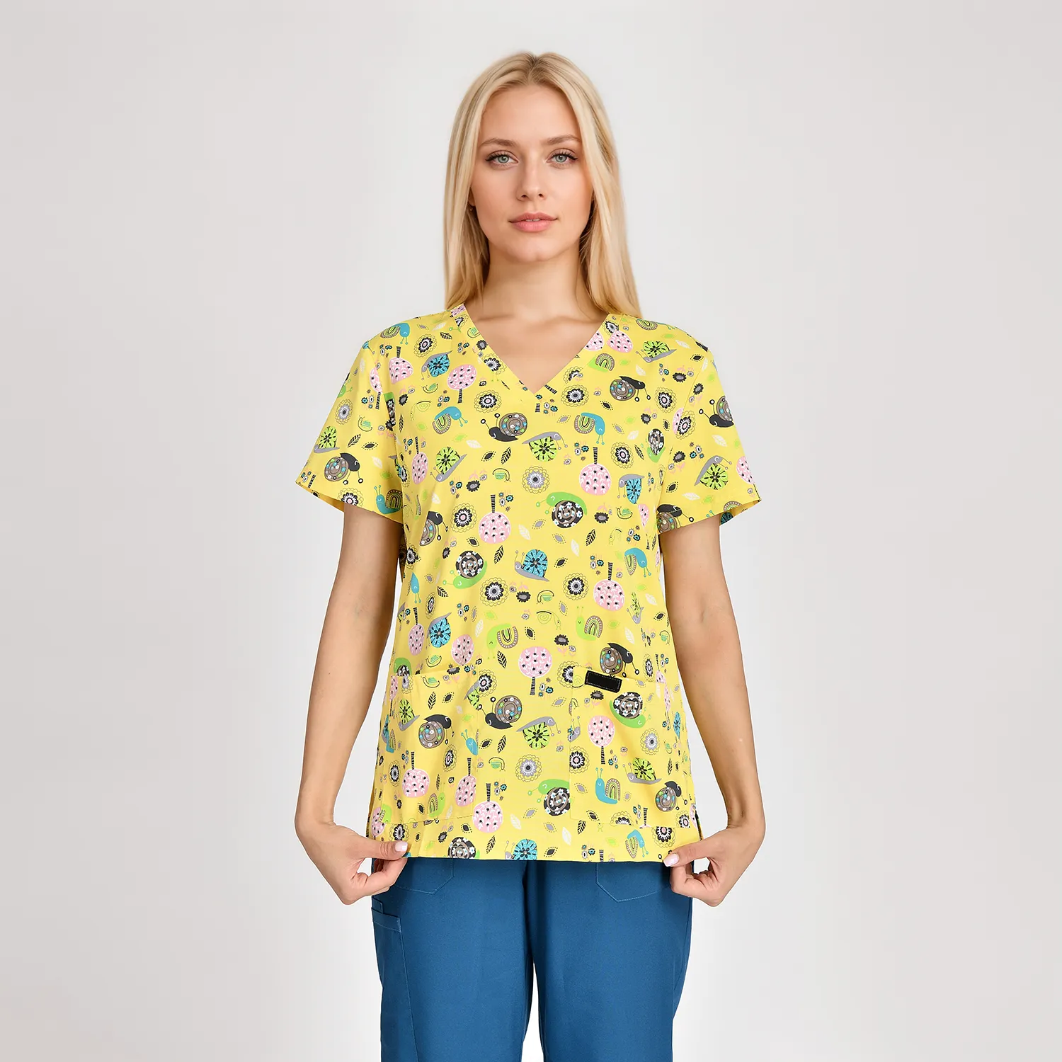 Fashionable medical scrub print top SS004T